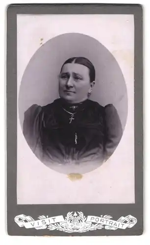Fotografie Visit Portrait, Ort unbekannt, Brustportrait bürgerliche Dame mit Kragenbrosche und Kreuzkette