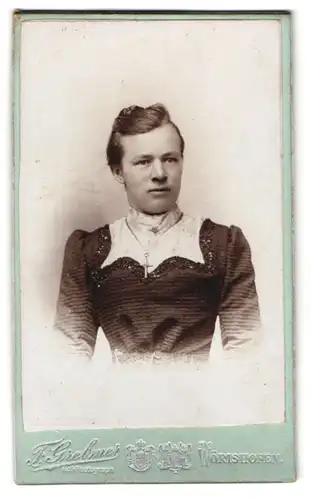 Fotografie F. Grebmer, Wörishofen, Portrait junge Dame im Kleid mit Kreuzkette