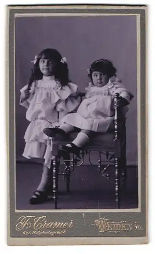 Fotografie F. Cramer, Weiden i /O., Portrait kleines Mädchen und Schwesterchen in hübschen Kleidern