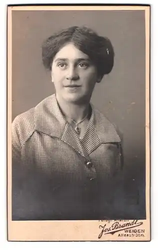 Fotografie Jos. Brandl, Weiden, Alleestrasse 36, Portrait junge Dame mit moderner Frisur