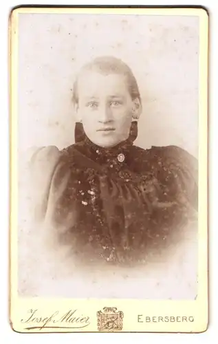 Fotografie Josef Maier, Ebersberg, Frau im dunklen Kleid mit zusammengesteckten Haaren