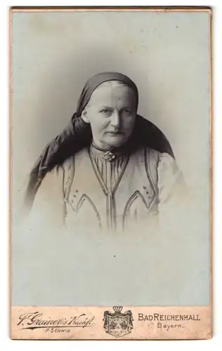 Fotografie F. Graniers, Bad Reichenhall / Bayern, ältere Dame im eleganten Kleid in sitzender Pose