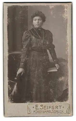 Fotografie E. Seifert, Fürstenfeldbruck, Dame im dunklen Kleid mit Buch in der Hand