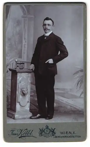 Fotografie Franz. Kölbl, Wien, X. Laxenburgerstr. 46, Mann im Anzug mit Oberlippenbart in stehender Pose
