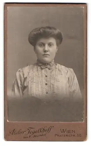 Fotografie Atelier Tegellhoff, Wien, Praterstr. 58, Dame in heller Bluse mit Föhnfrisur