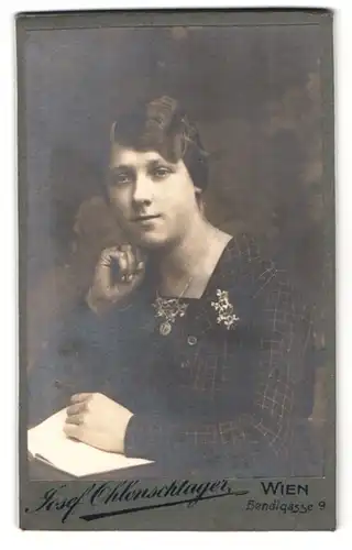 Fotografie Josef Ohlonschlager, Wien, Bendlgasse 9, junge Frau im karierten Kleid in sitzender Pose, Halskette