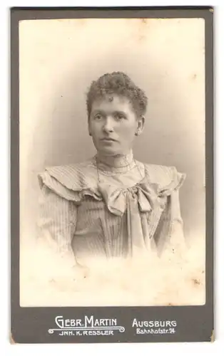 Fotografie Gebr. Martin, Augsburg, Bahnhofstr., junge Frau im Kleid mit Locken und Ohrringen