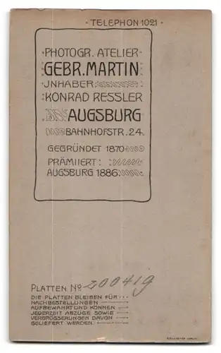 Fotografie Gebr. Martin, Augsburg, Bahnhofstr., junge Frau im Kleid mit Locken und Ohrringen