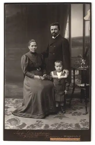 Fotografie Aug. Leringhaus, Elberfeld, Wupperstr. 3, Familie in eleganter Kleidung in einer Studiokulisse