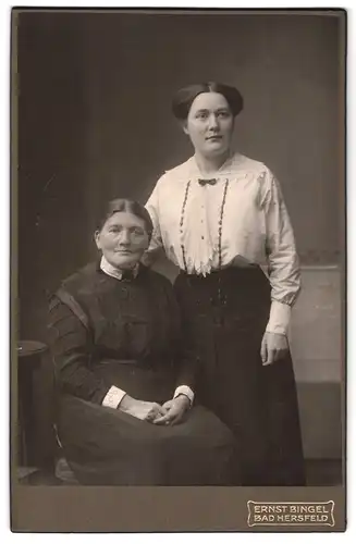 Fotografie Ernst Bingel, Bad Hersfeld, Mutter mit Tochter in eleganter Kleidung