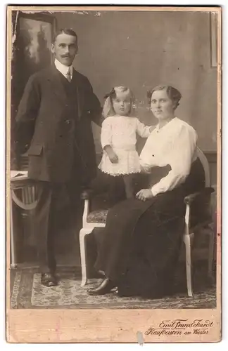 Fotografie Emil Franz Eckardt, Kaufbeuren am Wiestor, Familie in eleganter Kleidung