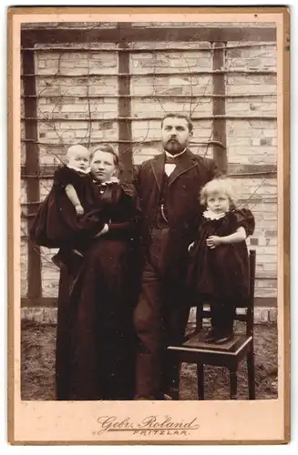 Fotografie Gebr. Roland, Fritzlar, Familie in eleganter Kleidung im Garten