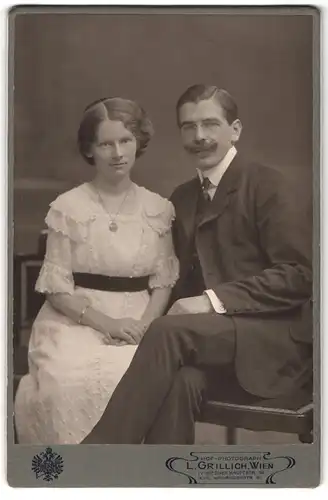 Fotografie L. Grillich, Wien, IV. Wiedner Hauptstr. 12, Ehepaar in eleganter Ausgeh-Kleidung in sitzender Pose