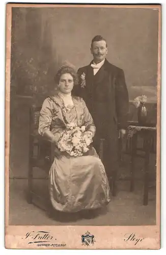 Fotografie Josef Futter, Steyer, Pfarrgasse 14, Ehepaar in Ausgeh-Kleidung, Blumenstrauss