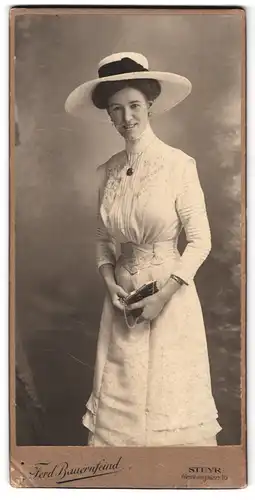 Fotografie Ferd. Bauernfeind, Steyer, Gleinkergasse 16, hübsche Frau im weissen Kleid mit weissem Sonnenhut, Handtasche