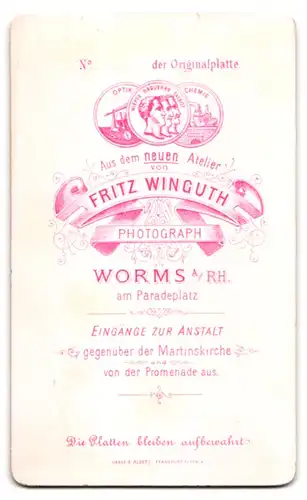 Fotografie Fritz Winguth, Worms /Rhein, am Paradeplatz, Portrait junge Leute in Promenadenkleidern mit Schirm