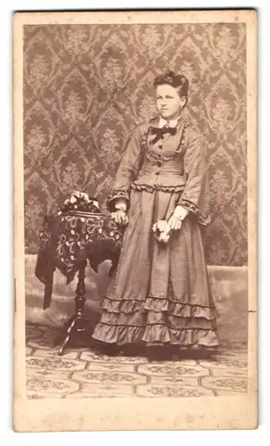 Fotografie unbekannter Fotograf und Ort, Portrait junge Frau im hübschen Korsettkleid