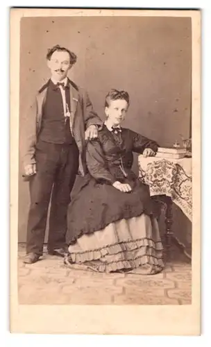 Fotografie unbekannter Fotograf und Ort, Portrait Ehepaar in Kleidern der Biedermeierzeit