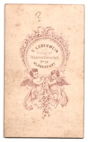 Fotografie V. Lobewien, Klagenfurt, Völkermarktervorstadt 28, Portrait Familie in Kleidern der Gründerzeit