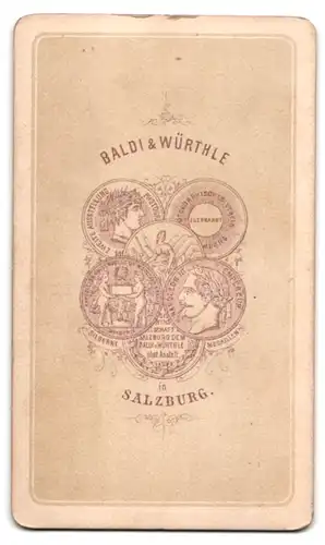 Fotografie Baldi & Würthle, Salzburg, Gasteinerin in Volkstracht vor ländlicher Studiokulisse