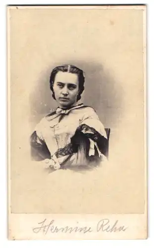 Fotografie M. Bäcker & Söhne, Wien, Portrait Hermine Reha in schönem Kleid mit Mieder