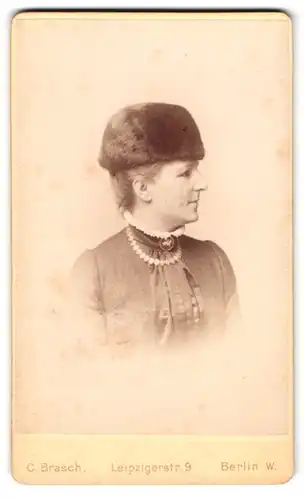 Fotografie C. Brasch, Berlin, Leipzigerstr. 9, Portrait Frau mit Pelzkappe