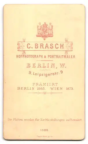 Fotografie C. Brasch, Berlin, Leipzigerstr. 9, Portrait Frau mit Pelzkappe