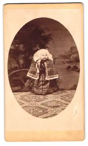 Fotografie L. Krach`s Wittwe, Laibach, Theatergasse 18, Portrait kleines Kind in Tracht