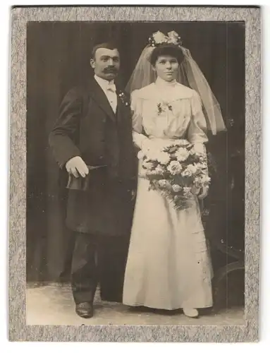 Fotografie unbekannter Fotograf und Ort, Portrait Hochzeitpaar mit Brautstrauss