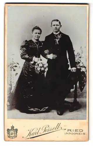 Fotografie Karl Posselt, Ried /Innkreis, Portrait Brautpaar in Schwarz gekleidet mit Strauss