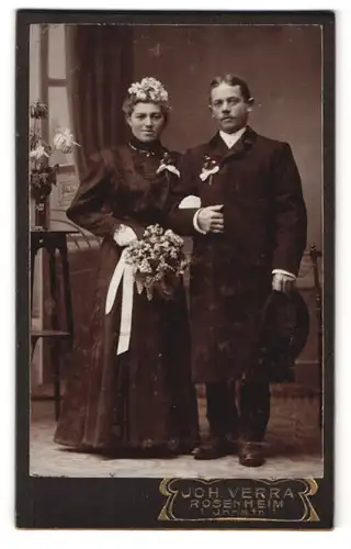 Fotografie Joh. Verra, Rosenheim, Innstrasse 1, Portrait junge Hochzeitspaar mit Brautstrauss