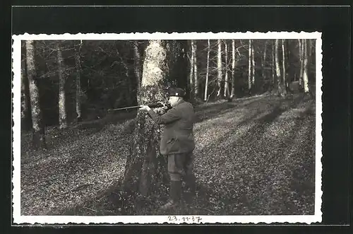 Foto-AK Jäger mit Gewehr im Wald