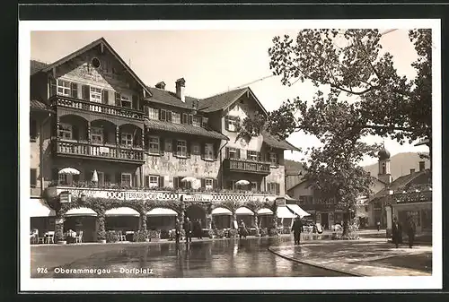 AK Oberammergau, Dorfplatz mit Terrassen-Cafe Hotel Wittelsbach