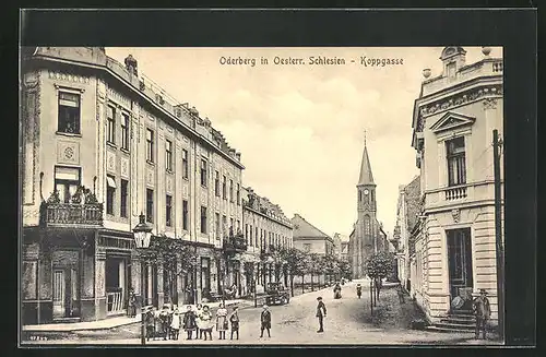 AK Oderberg, Koppgasse mit Kindern und Kirche im Hintergrund