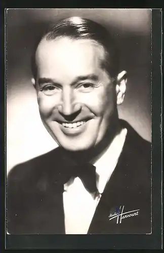 AK Schauspieler Maurice Chevalier mit lächelndem Gesicht