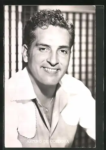 AK Schauspieler Arturo de Cordova mit lächelndem Gesicht