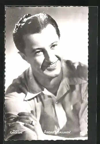 AK Schauspieler André Dassary mit lächelndem Gesicht