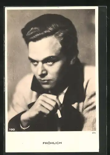 AK Schauspieler Fröhlich raucht eine Zigarette