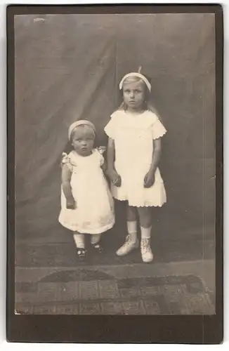 Fotografie Fotograf und Ort unbekannt, Bildschönes Mädchen mit ihrer kleinen Schwester