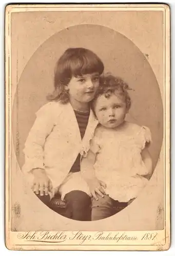 Fotografie Joh. Bichler, Steyr, Knabe mit seinem Geschwisterchen