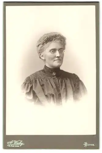 Fotografie A. Wicky, Berne, Schanzenstrasse 6, Betagte Dame mit Brille