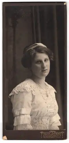 Fotografie Heinr. Lennard, Burghausen a. Salzach, Hübsches Fräulein mit Haarband