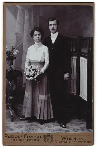 Fotografie Rudolf Franzl, Wien, Mariahilfertsrasse 186, Bildschöne Frau mit Gemahl
