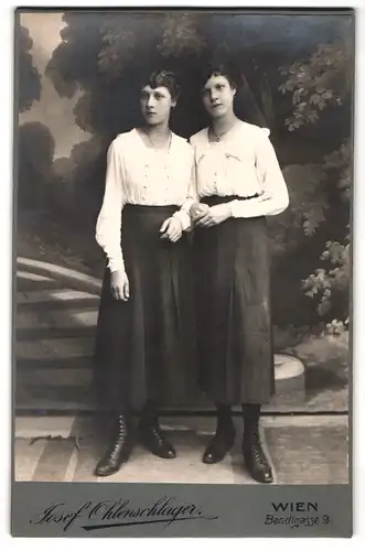 Fotografie Josef Ohlenschlager, Wien, Bendlgasse 9, Mädchen in gleicher Bekleidung