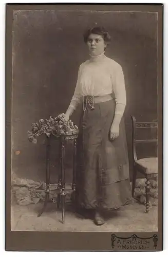 Fotografie A. Friedrich, München, Göthe Strasse 6, Dame mit rundem Gesicht