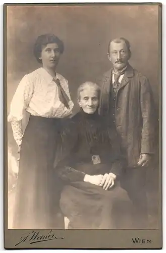 Fotografie A. Weiner, Wien, Maxingstrasse 4a, Dame mit ihren Eltern