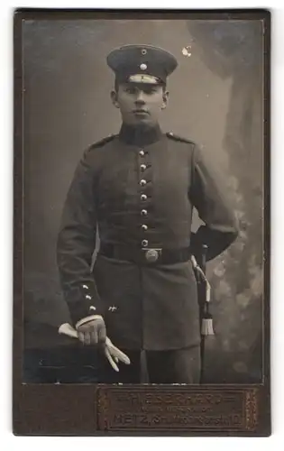 Fotografie H. Eberhard, Metz, St. Medardenstr. 10, Portrait Soldat in Ausgehuniform, Bajonett mit Portepee