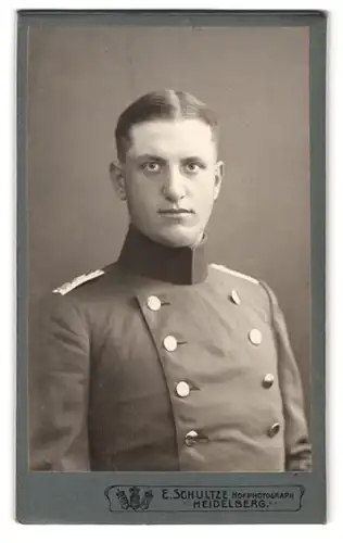 Fotografie E. Schultze, Heidelberg, Plöck 79, Portrait Soldat der Garde
