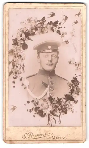 Fotografie E. Bremen, Metz, Gartenstr. 23, Portrait Soldat mit Schützenschnur im Blumenkranz, Fotomontage
