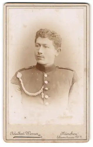 Fotografie Adalbert Werner, München, Elisenstr. 7, Portrait Gardesoldat mit Schützenschnur, Musiker, Schwalbennester